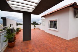 un patio con techo con plantas. en StayMazing-1,2 & 3 BHK AC Apartments in Hebbal-5mins to Manyata-30mins to Airport, en Bangalore