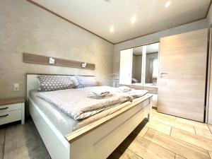 ein Schlafzimmer mit einem großen Bett in einem Zimmer in der Unterkunft Alte Druckerei in Flensburg + 12 Fotos