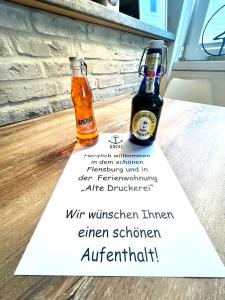eine Flasche Bier auf dem Tisch in der Unterkunft Alte Druckerei in Flensburg