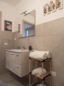 y baño con lavabo y espejo. en Villa Ecclesiae en Iglesias