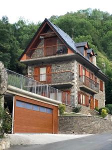 Cette grande maison dispose d'un garage et d'un balcon. dans l'établissement Cap De La Vila, à Vielha e Mijaran