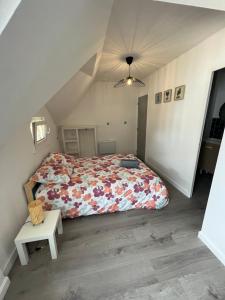una camera da letto con un letto con un piumone colorato di Studio centre ville le saint'oh a Saint-Omer