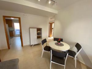 een woonkamer met een witte tafel en stoelen bij Seaside Dreams in Santa Pola