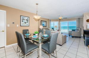 una sala da pranzo e un soggiorno con tavolo e sedie. di Villas of Clearwater Beach - Unit A13 a Clearwater Beach