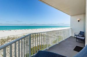 Elle comprend un balcon offrant une vue sur la plage. dans l'établissement Villas of Clearwater Beach - Unit A13, à Clearwater Beach