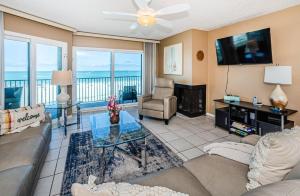 un soggiorno con vista sull'oceano di Villas of Clearwater Beach - Unit A13 a Clearwater Beach