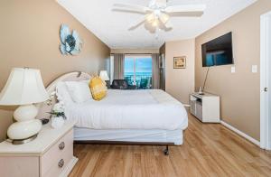 - une chambre avec un lit et un ventilateur de plafond dans l'établissement Villas of Clearwater Beach - Unit A13, à Clearwater Beach