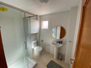 ein Badezimmer mit Dusche, Toilette und Waschbecken in der Unterkunft Seaside Dreams in Santa Pola + 28 Fotos