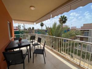 ein Balkon mit Tisch und Stühlen und Aussicht in der Unterkunft Seaside Dreams in Santa Pola