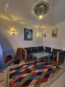 ein Wohnzimmer mit einem Sofa und einem Kamin in der Unterkunft Casa Blue Star in Chefchaouen