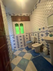 łazienka z 2 toaletami i umywalką w obiekcie Apartamento cerca del aeropuerto y entrada de la ciudad w mieście Tanger