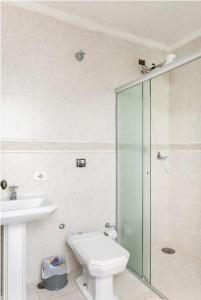 La salle de bains est pourvue d'une douche, de toilettes et d'un lavabo. dans l'établissement SUITES CONFORTÁVEIS CASAL OU QUATRO PESSOAS, à São Sebastião
