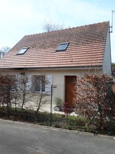 a small white house with a red roof at Chambres chez l habitant in Saint-Sauveur