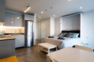 Cet appartement comprend une chambre avec un lit et une cuisine. dans l'établissement Presidential Studio-Hosted by Sweetstay, à Gibraltar