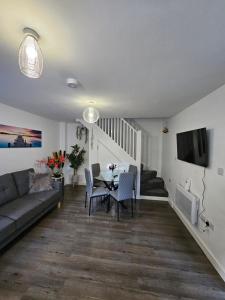 TV a/nebo společenská místnost v ubytování Luxury one bedroom maisonette with extra connected bedroom in Stevenage centre