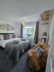Luxury one bedroom maisonette with extra connected bedroom in Stevenage centre في ستيفنيج: غرفة نوم بسرير كبير ونافذة