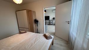 1 dormitorio con cama, armario y puerta en 2 room Apartment with terrace, new building, 8BJ, en Bratislava