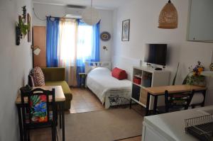 ein kleines Wohnzimmer mit einem Bett und einem Tisch in der Unterkunft Studio5, sa parkingom, centar Obrenovca in Obrenovac