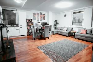 een woonkamer met een bank en een tafel bij Vienna Shopping Center 8 Appartment in Wenen
