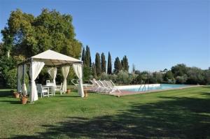 una piscina con cenador, mesas y sillas junto a una piscina en Villa Fontine by PosarelliVillas, en Orentano