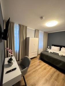 een slaapkamer met een bed en een bureau met een stoel bij Ferienwohnung BX in Plauen