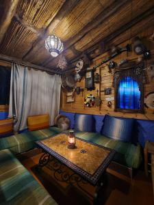 una camera con tavolo, sedie e finestra di Casa Blue Star a Chefchaouen