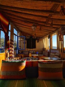 Habitación con mesas, sillas y techo. en Casa Blue Star, en Chefchaouen