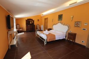 ドンナルカータにあるVilla Dalyaのベッドとテレビのある寝室 +65枚の写真