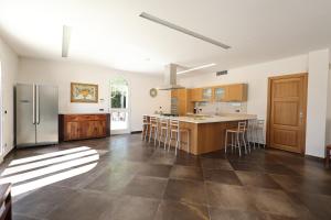 ドンナルカータにあるVilla Dalyaの大きなキッチン(冷蔵庫、カウンター付)