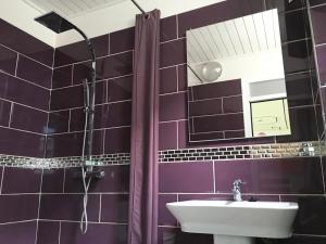 a bathroom with a sink and a mirror at Appart Clim Wifi 700m de la Plage in Saïdia