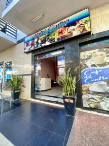 un restaurante de comida rápida con plantas delante en Hotel Centro Villarrica, en Villarrica