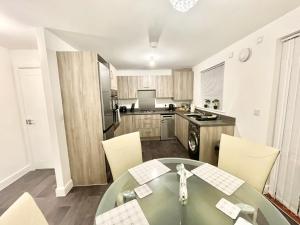 a kitchen with a table and chairs in a room at Folkestone 3 Bedroom with private parking and EV car outlet near M20 easy access to Eurotunnel, Dover & Dungeoness in Sandgate