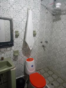 House Beautiful Horizon P1 في بوغوتا: حمام به مرحاض احمر ومغسلة