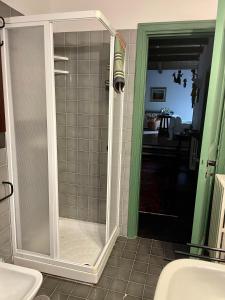 W łazience znajduje się prysznic ze szklanymi drzwiami. w obiekcie Romantic Etna house Etna Mare w mieście Pedara