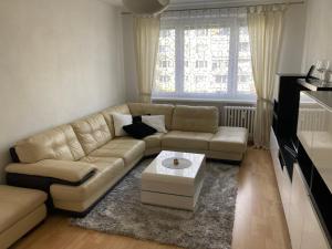 un soggiorno con divano e tavolino da caffè di 2 rooms apartment with balcony a Zvolen