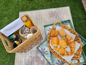 マルセイユにあるÔ Balinais mini villa avec spa et piscine privatifの食品バスケット2つとパンバスケット1つ