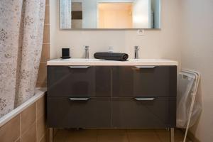 La salle de bains est pourvue d'un lavabo et d'un miroir. dans l'établissement Cocon cosy 3 pers, Colomiers - So Cozy, à Colomiers