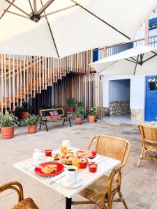 een tafel met een bord eten op een patio bij Quinta San Blas by Ananay Hotels in Cuzco