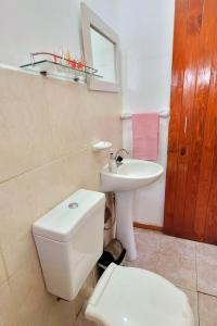 un baño con inodoro y lavabo en Los Trineos, en Ushuaia