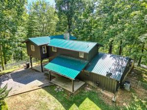 einen Blick über ein Haus mit blauem Dach in der Unterkunft Tranquil Cabin in Sevierville