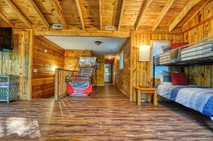 ein Schlafzimmer mit einem Etagenbett und einer Leiter in einer Hütte in der Unterkunft Tranquil Cabin in Sevierville