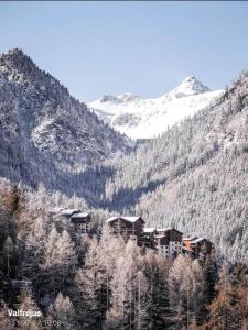 a building on the side of a snow covered mountain at Appartement aux pieds des pistes in Modane