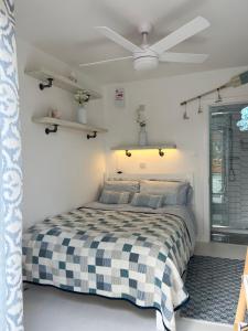 ein Schlafzimmer mit einem schwarz-weiß karierten Bett in der Unterkunft The Whitstable, Tankerton Bolt Hole in Kent