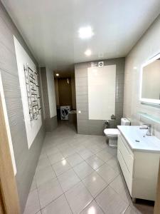 リヴィウにあるChornovola Apartment Липинського 28のバスルーム(トイレ、洗面台付)
