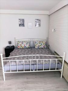 1 dormitorio con cama blanca y almohadas en Kleine Ferienwohnung mit Terrasse am Waldrand en Schönau
