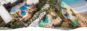 una vista aérea de una piscina en un complejo en Casa perto das Cataratas Seu lar para quatro en Foz de Iguazú