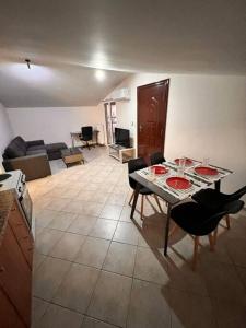 kuchnia i salon ze stołem i krzesłami w obiekcie Demi DS, E1 w mieście Agrinio
