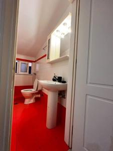 łazienka z białą umywalką i toaletą w obiekcie Demi DS, E1 w mieście Agrinio