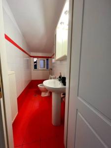 łazienka z białą umywalką i toaletą w obiekcie Demi DS, E1 w mieście Agrinio