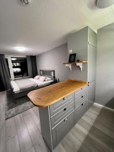- une chambre avec un bureau et un lit en arrière-plan dans l'établissement KELLER APARTMENT I 106 Kniebis, à Freudenstadt